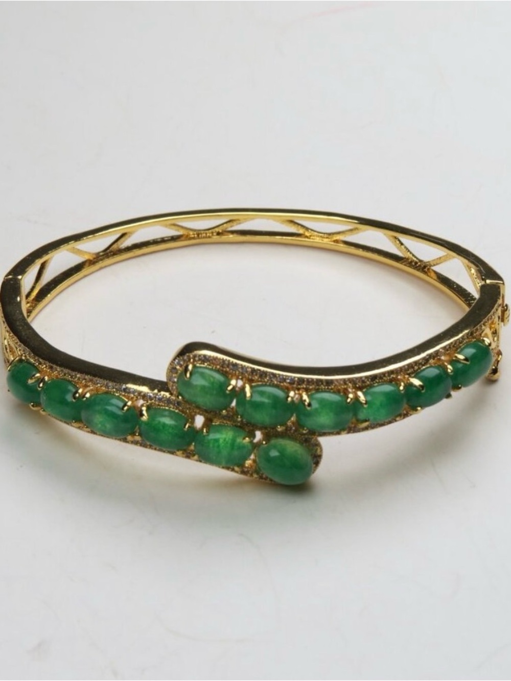Elegant Green & Gold Tone Hinged Bangle Bracelet ✨